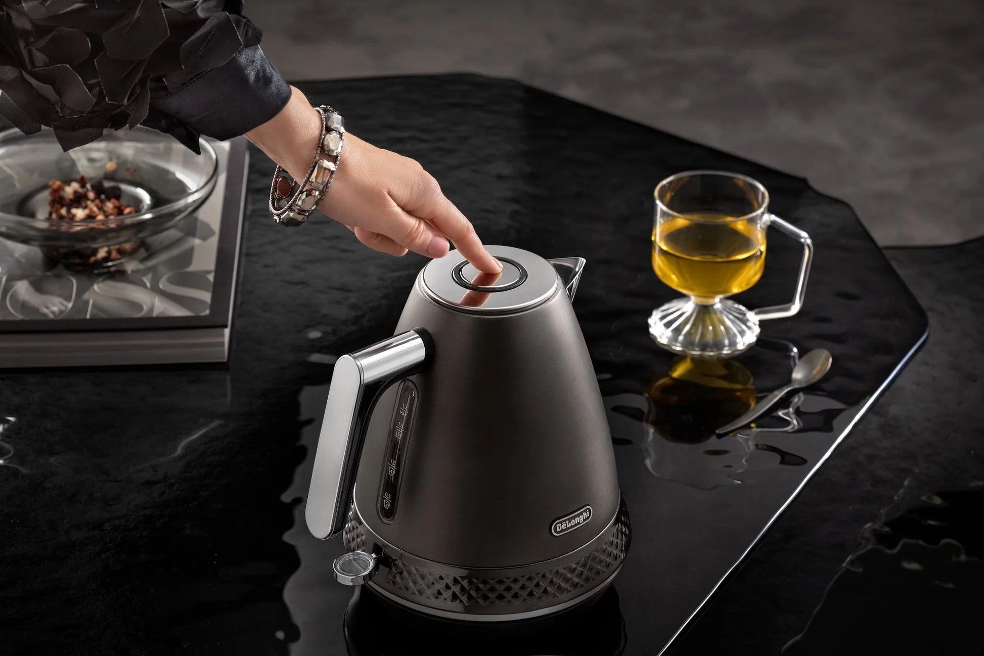 Delonghi Diadema Cordless Kettle 1,7L Black KBV3001.BK-6